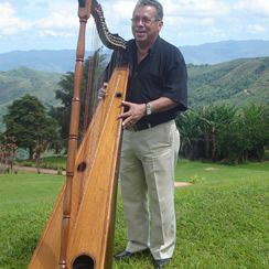 En el arpa Carlos Luna
